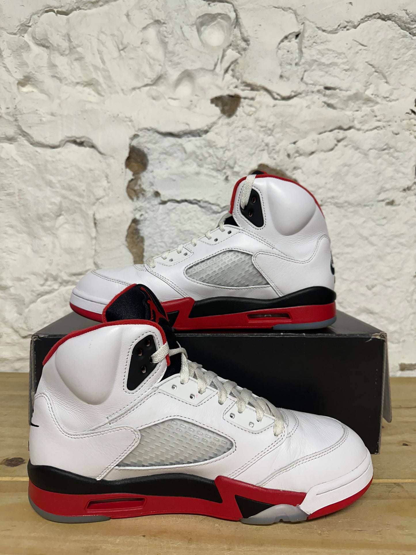 Air Jordan 5 Fire Red Black Tongue (2025) Sz 9