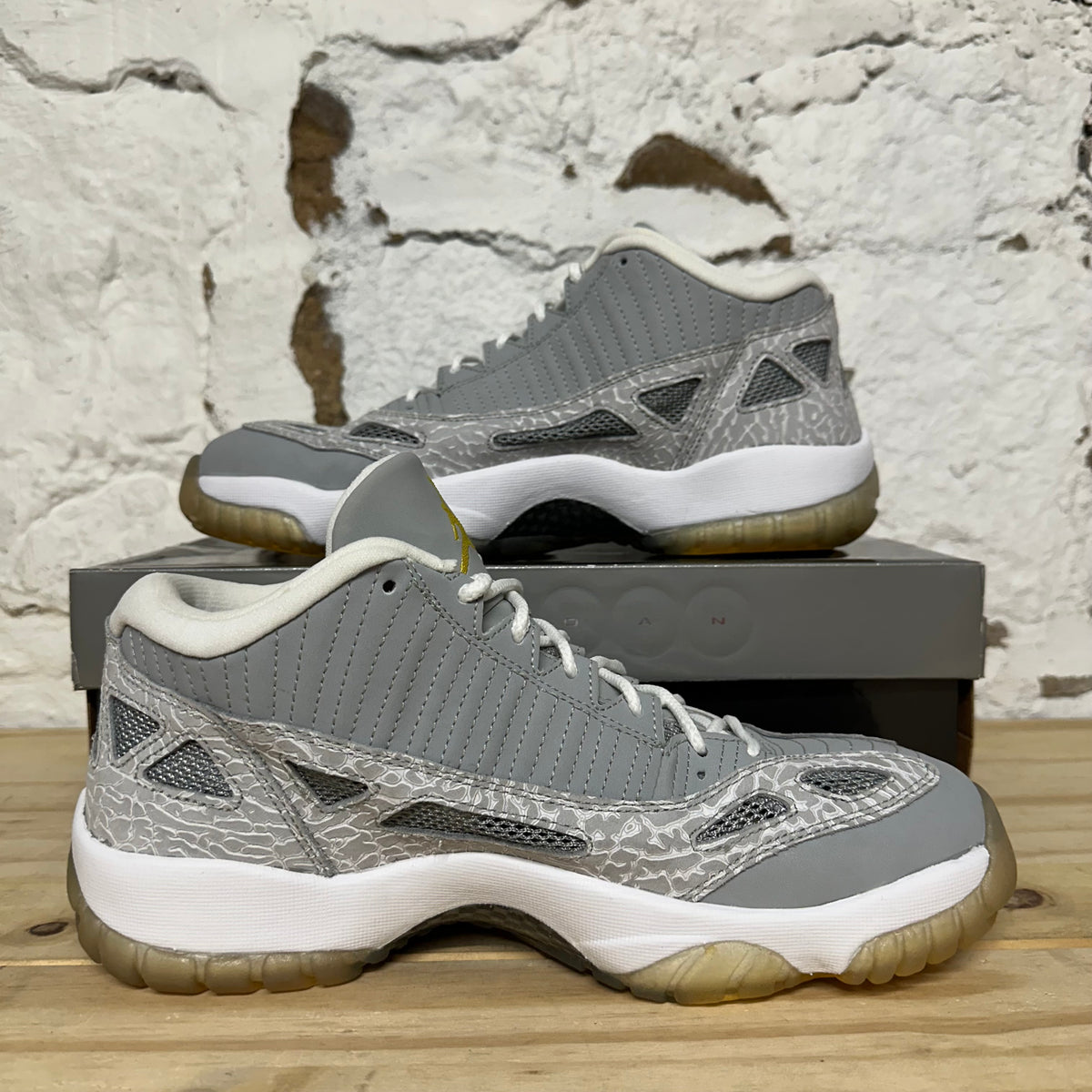 Air Jordan 11 Low IE Silver Zest Sz 10 DS