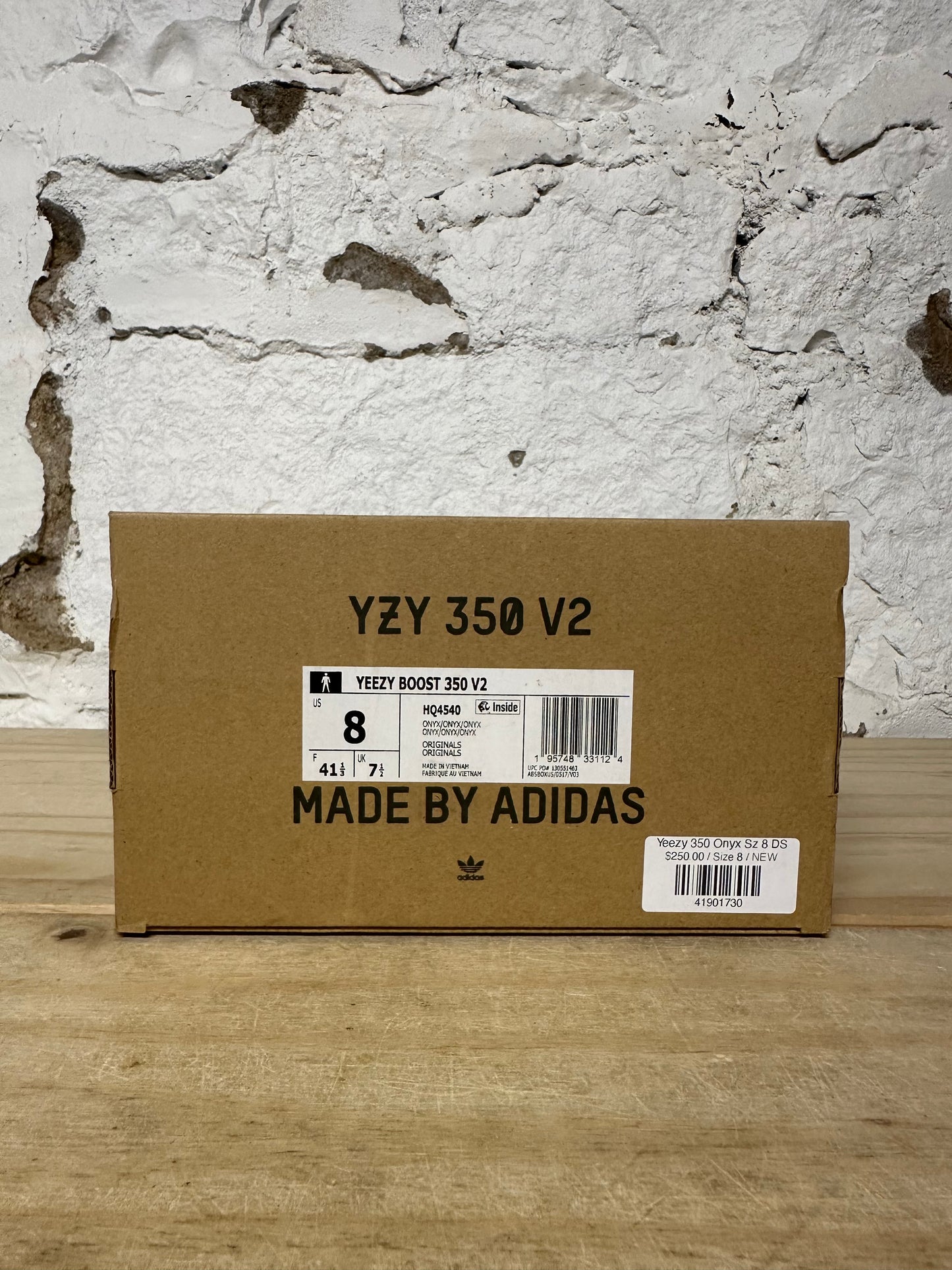 Yeezy 350 V2 Onyx Sz 8 DS