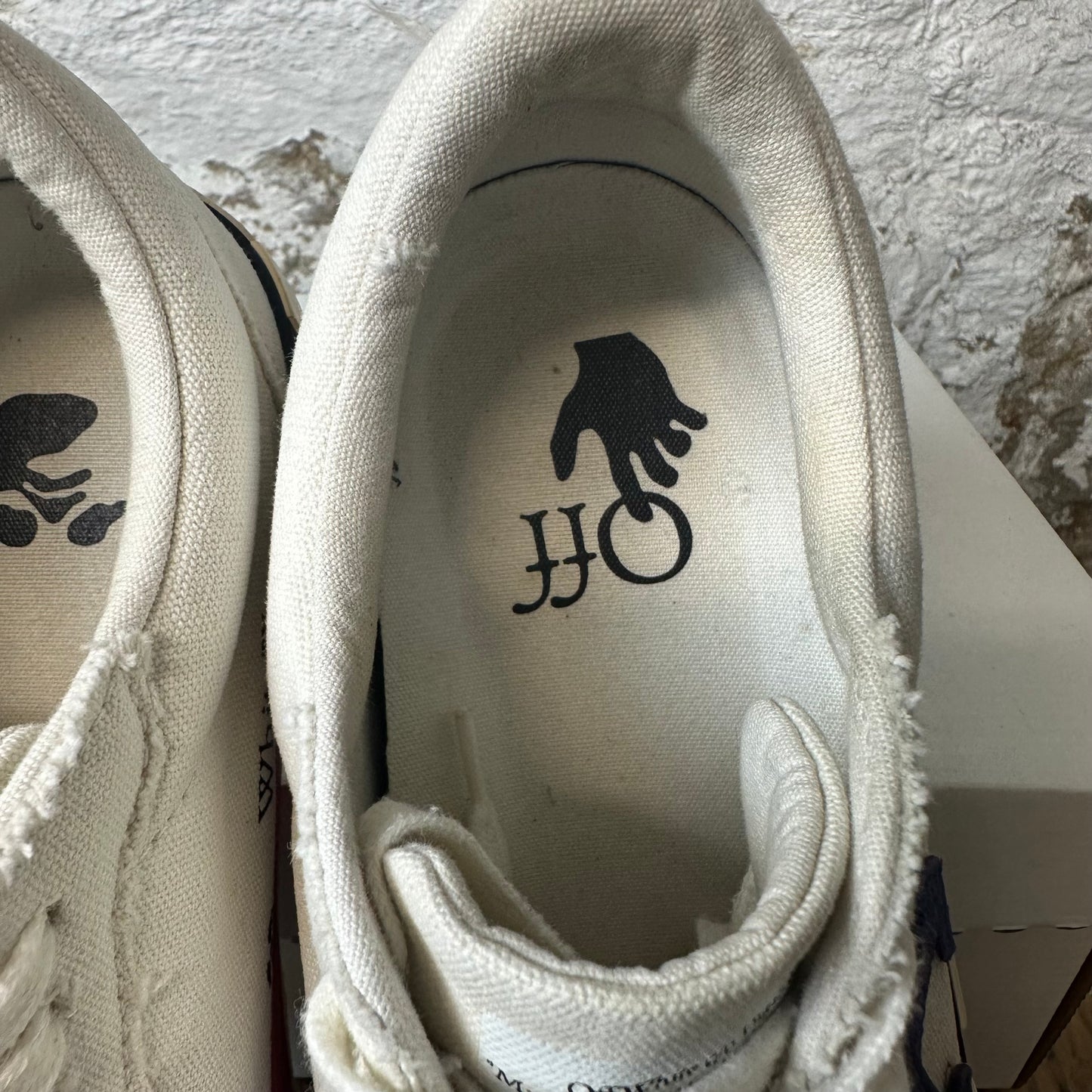 Off White Vulc White Blue Arrows Sz 9 (42) No Box