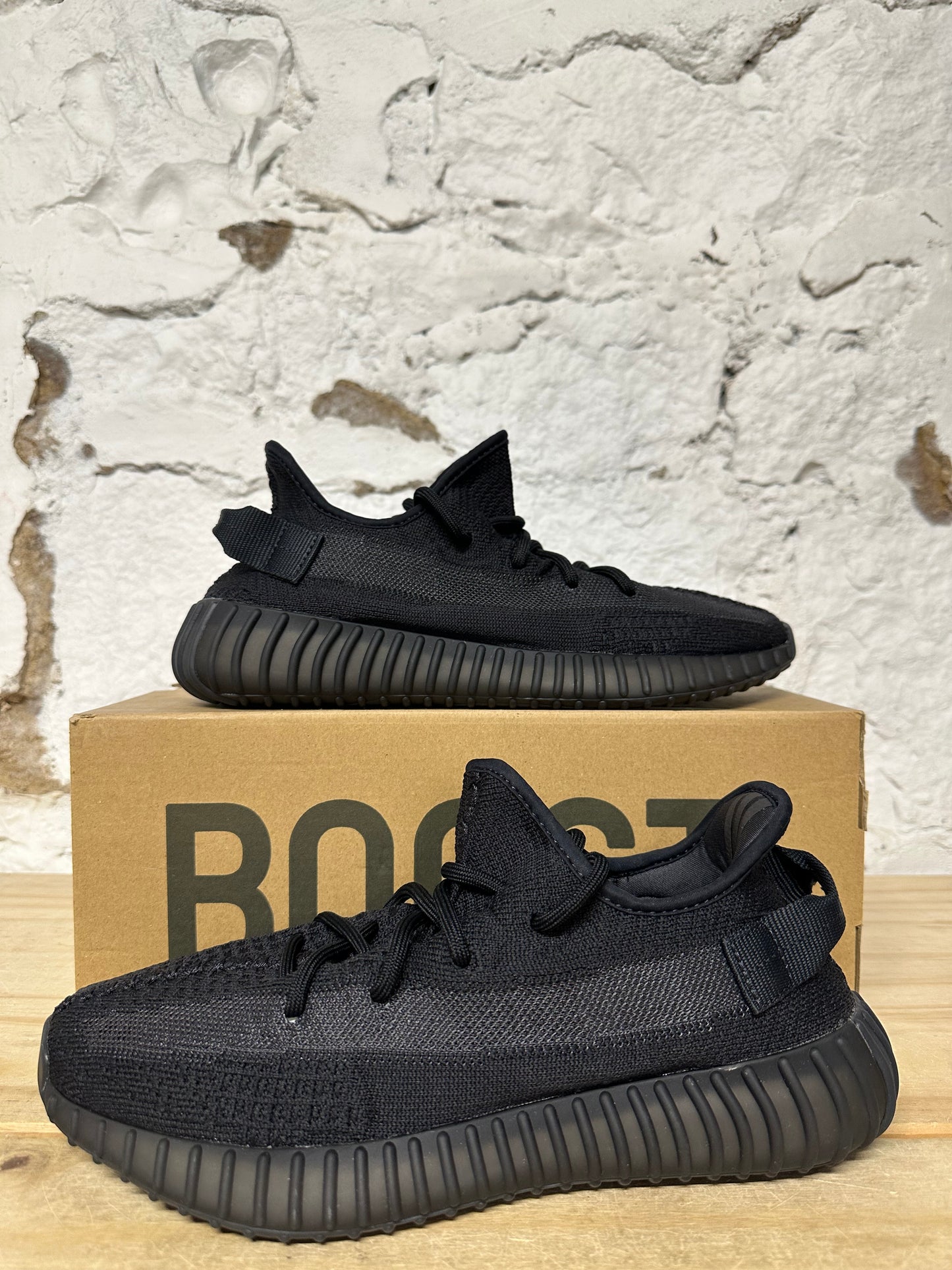 Yeezy 350 V2 Onyx Sz 8 DS