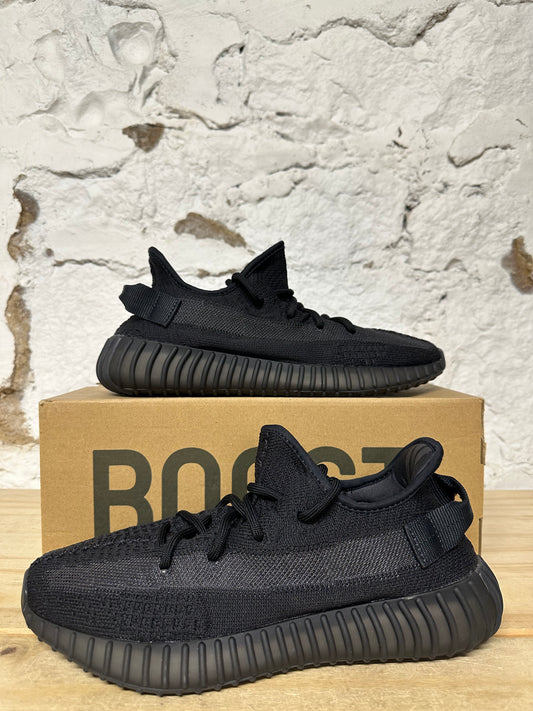 Yeezy 350 V2 Onyx Sz 8 DS