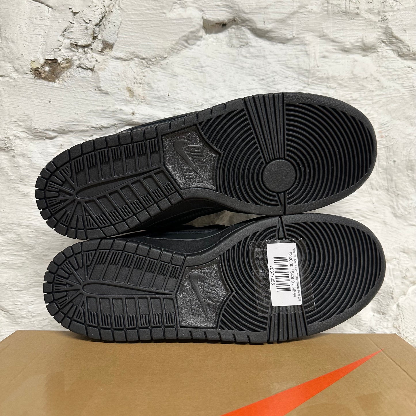 Nike SB Dunk Low Triple Black Sz 9 DS