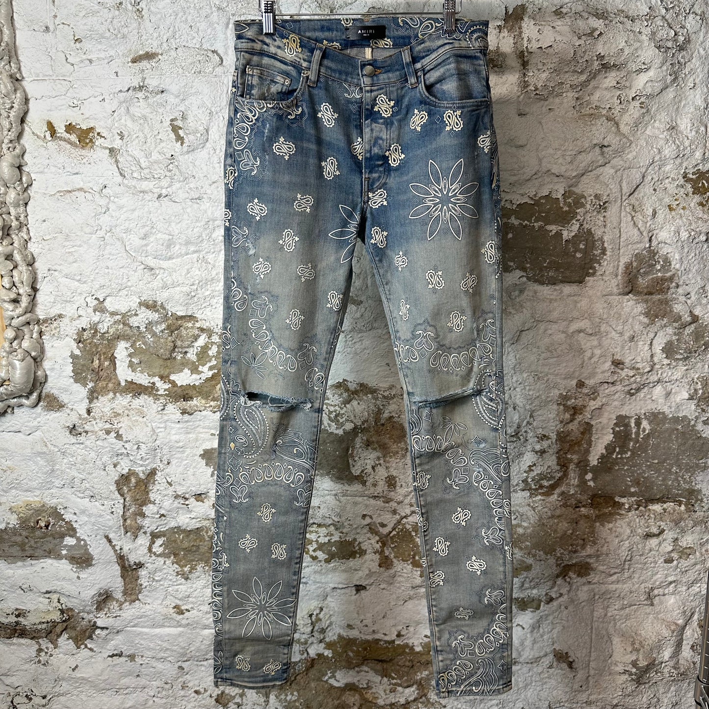 Amiri Knee Rip White Paisley Print Blue Denim Jeans Sz 31