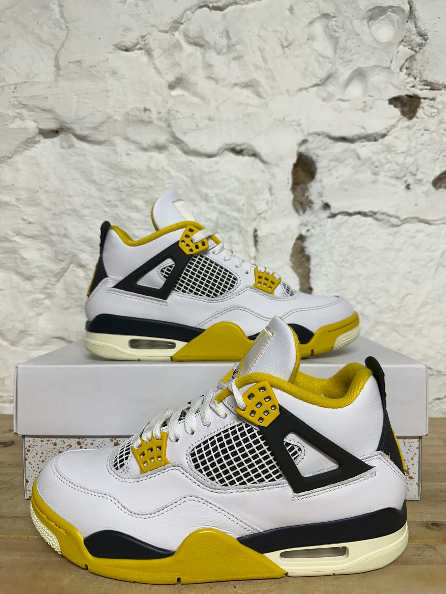 Air Jordan 4 Vivid Sulfur Sz 8.5 (10W)