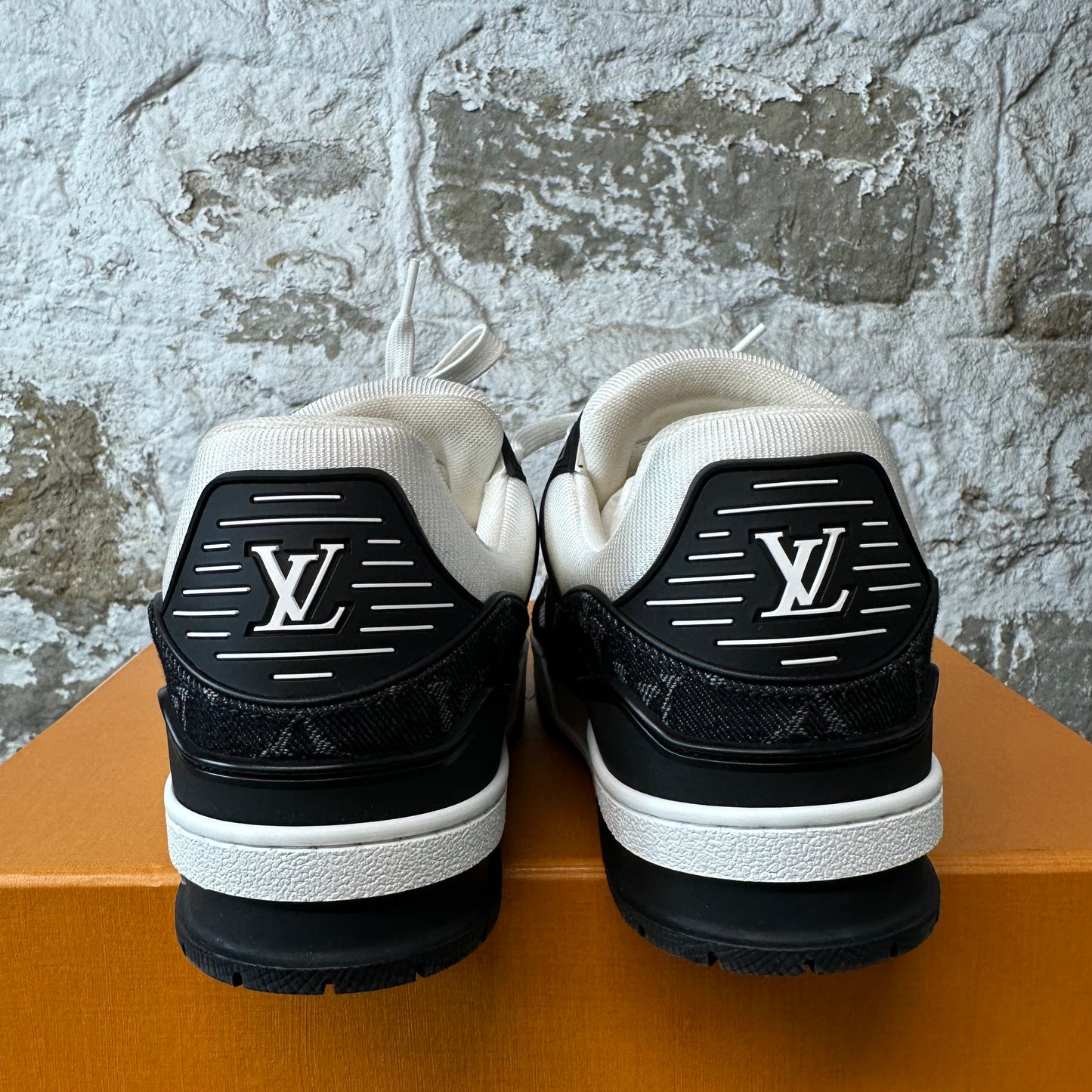 Louis Vuitton Black White Trainer Sneaker Sz 6 (38)