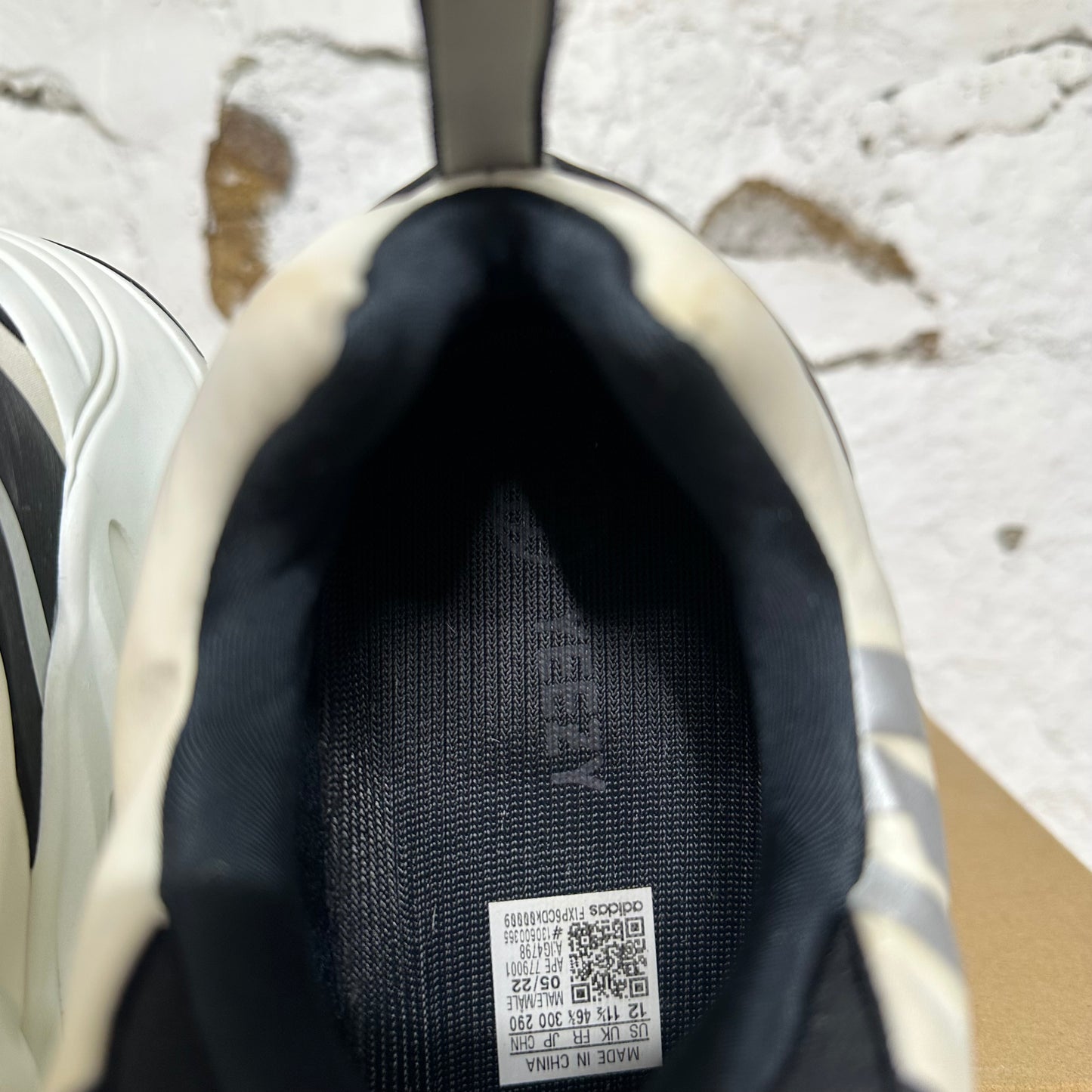 Yeezy 700 MNVN Analog Laceless Sz 12