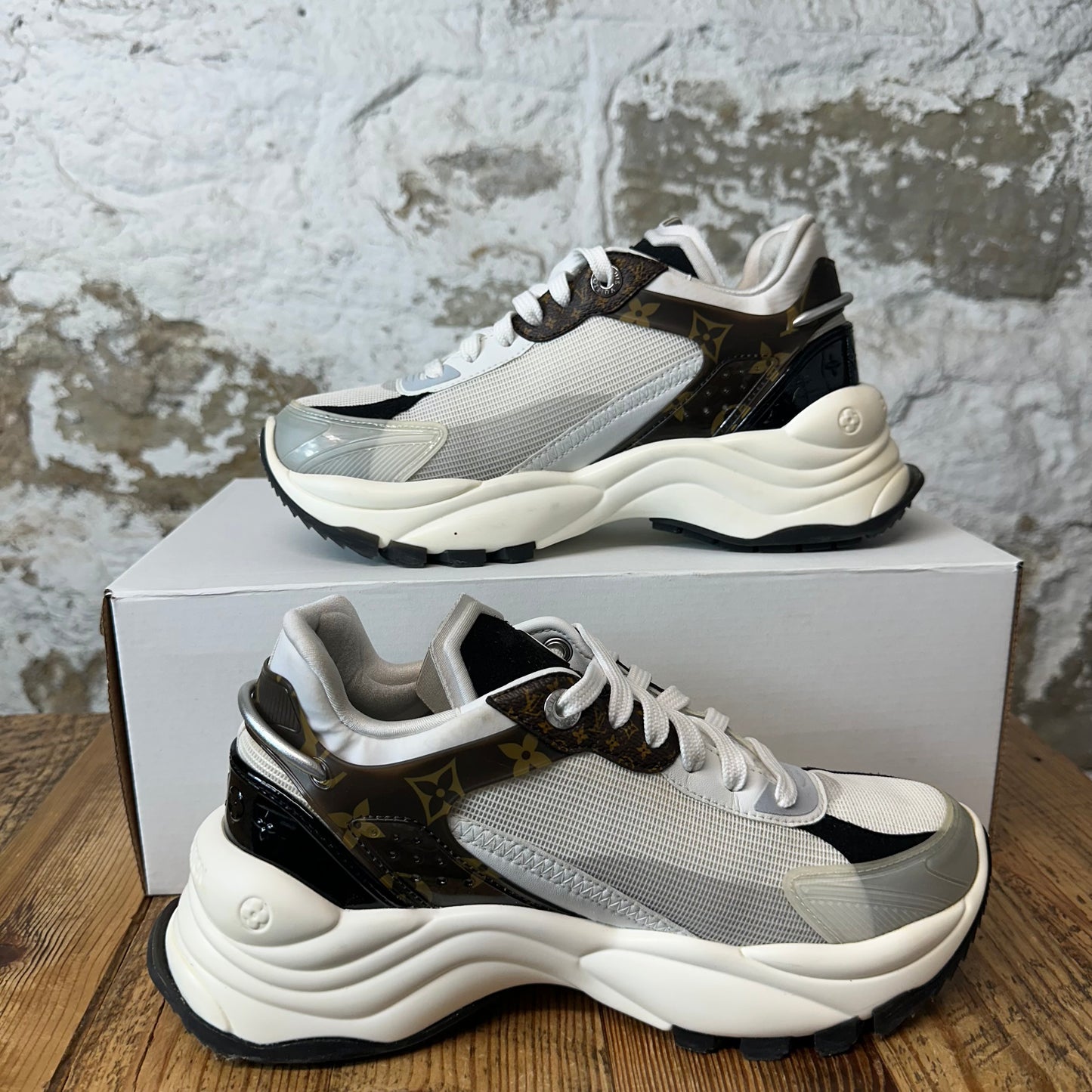Louis Vuitton Brown Monogram Black White Run 55 Sneaker Sz 6 (38.5)