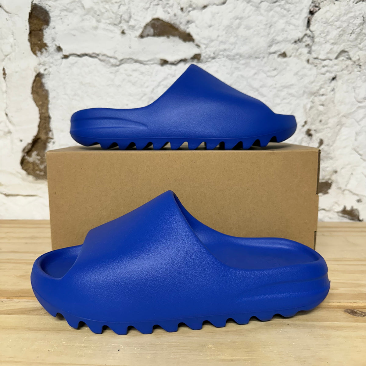 Yeezy Slide Azur Sz 9 DS