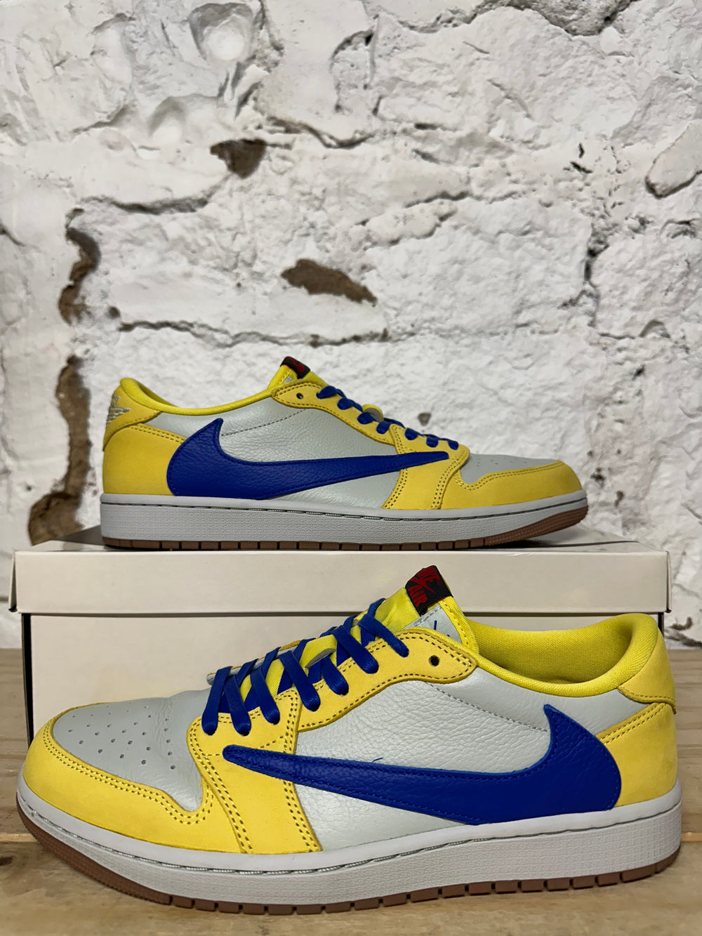Air Jordan 1 Low Travis Scott Canary Sz 10.5 (12W)