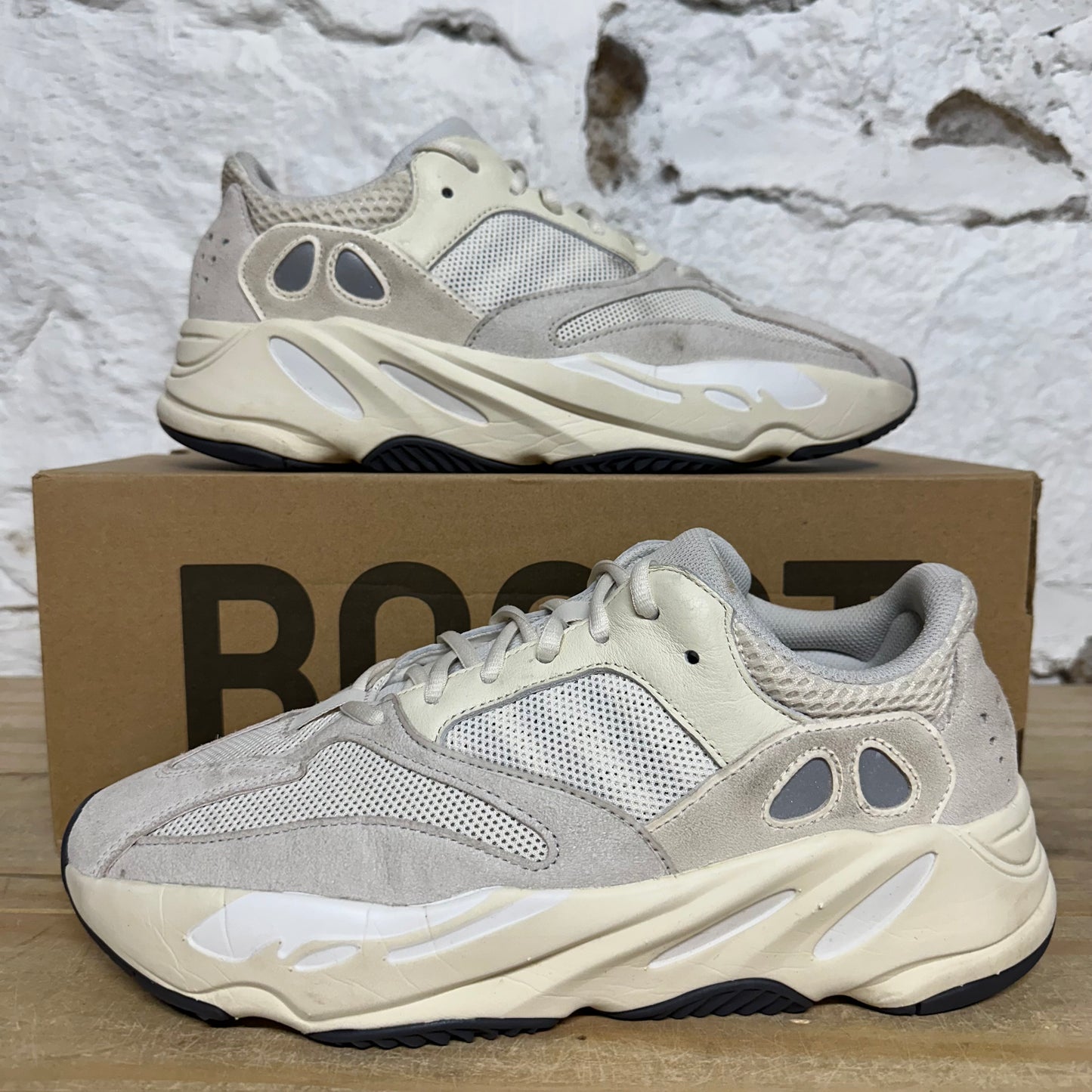 Yeezy 700 Analog Sz 10.5
