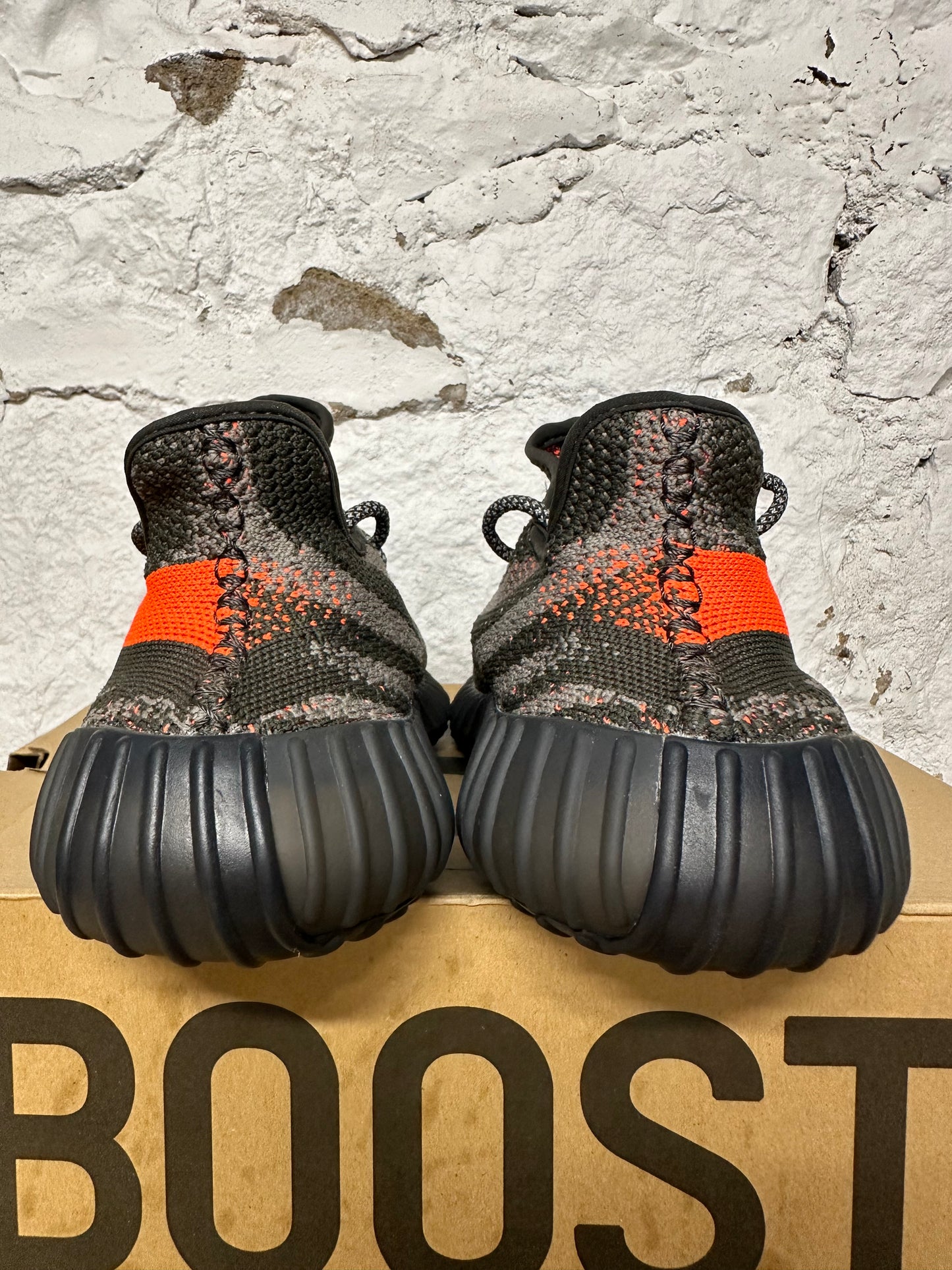 Yeezy 350 V2 Carbon Beluga Sz 9 DS
