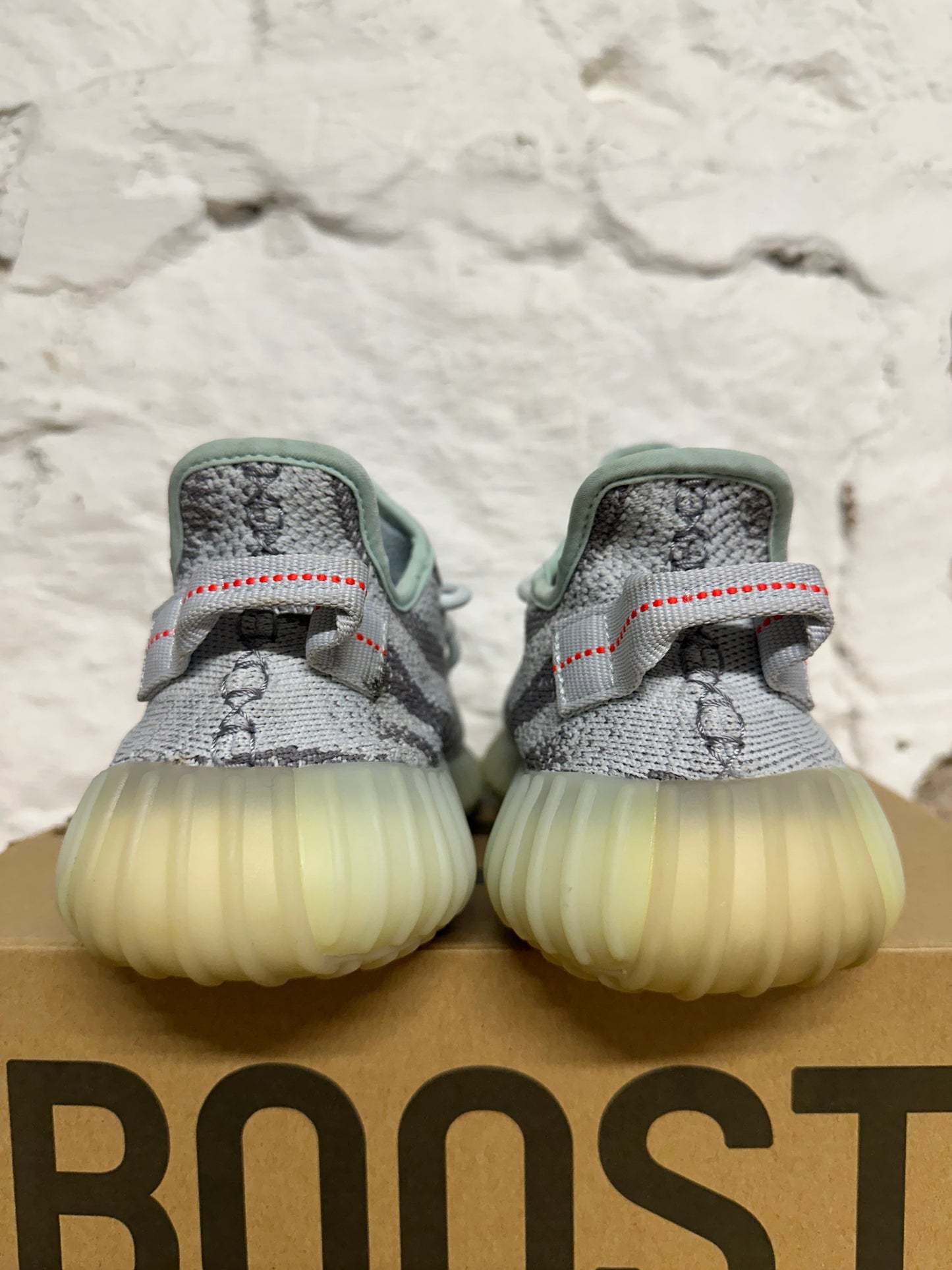 Yeezy 350 V2 Blue Tint Sz 8