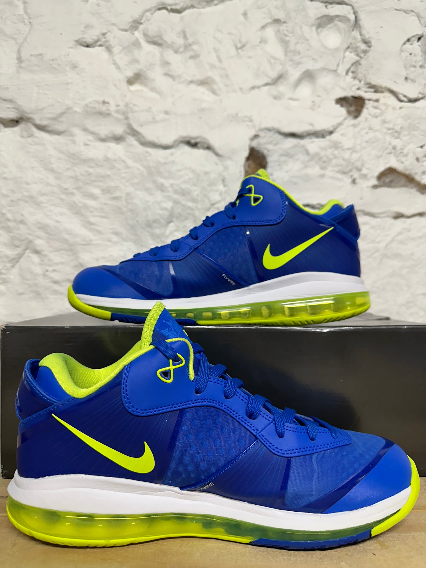 Nike LeBron 8 V2 Low Sprite Sz 8.5