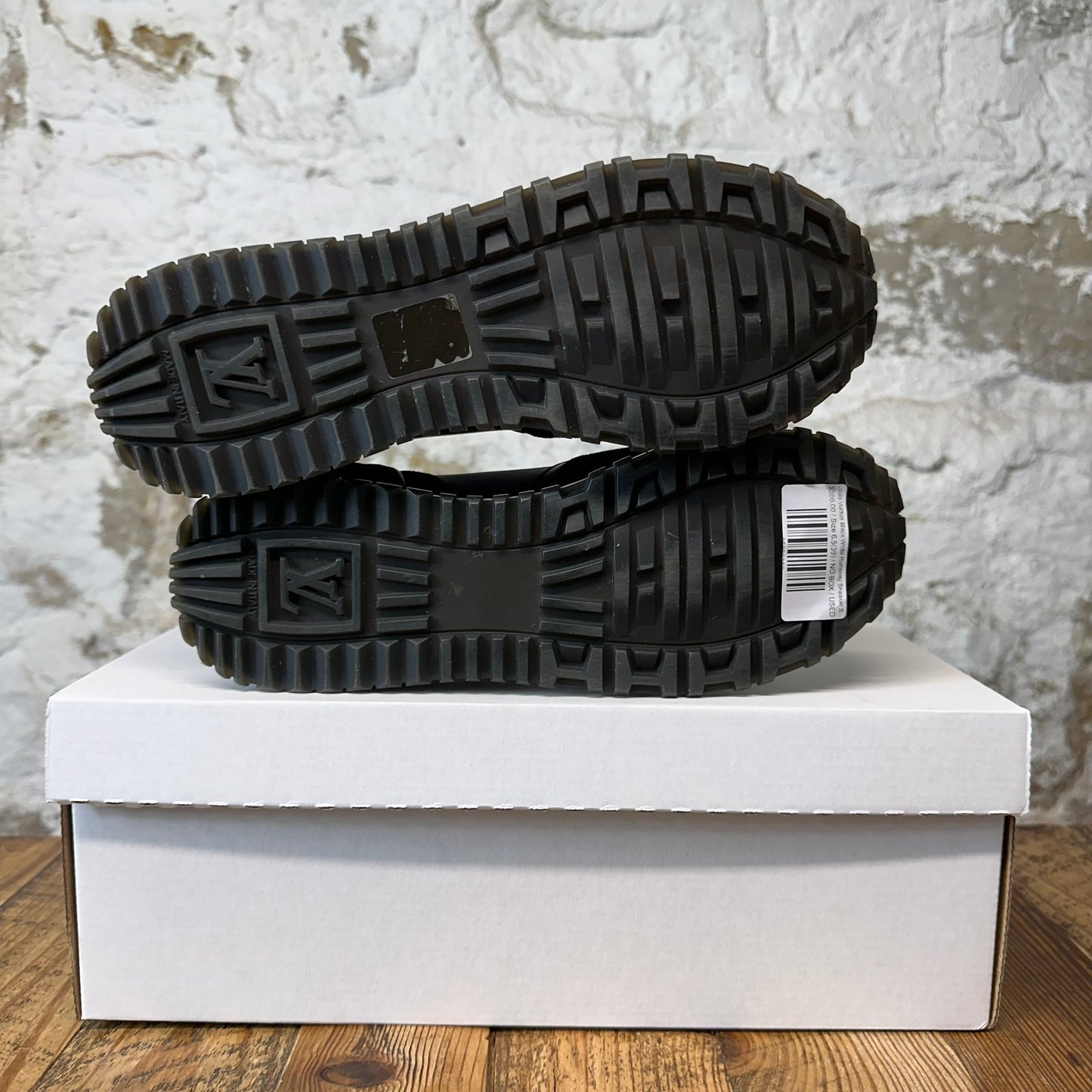 Louis Vuitton Black White Runaway Sneaker Sz 6.5 (39)