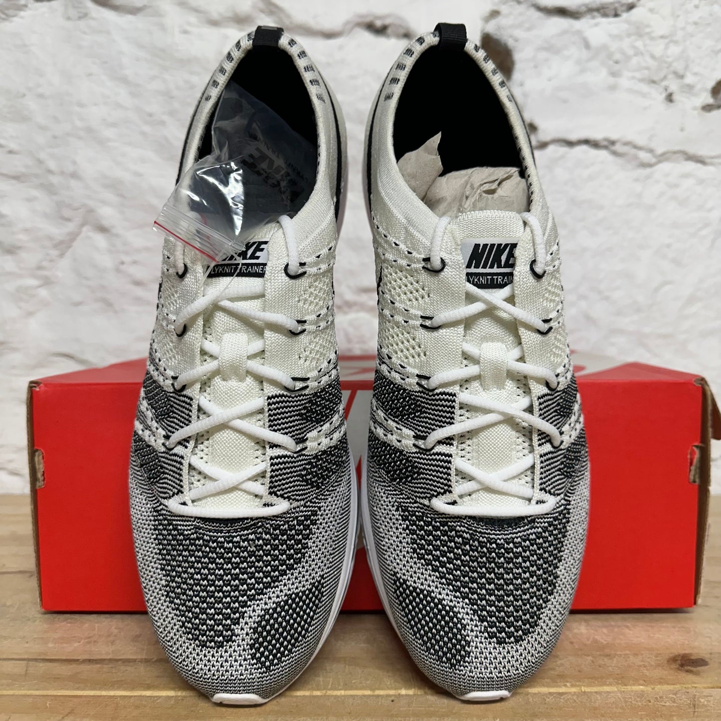 Nike Flyknit Trainer White Black Sz 9.5 DS