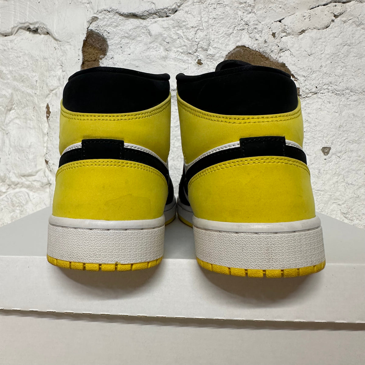 Air Jordan 1 Mid Black Yellow Toe Sz 8.5