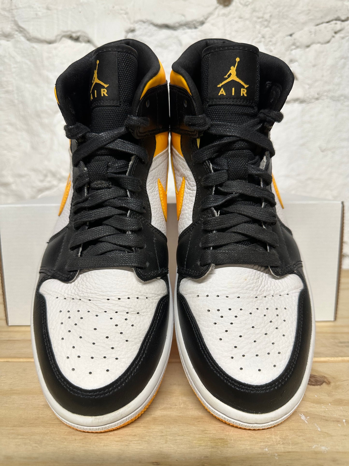 Air Jordan 1 Mid White Laser Orange Sz 9.5 (11W)