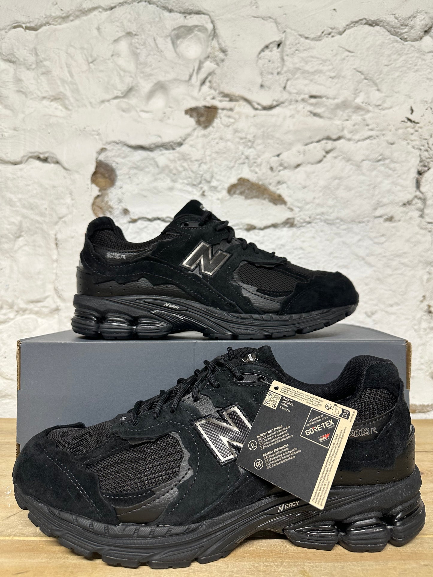 New Balance 2002R Protection Pack Black Sz 9.5 DS