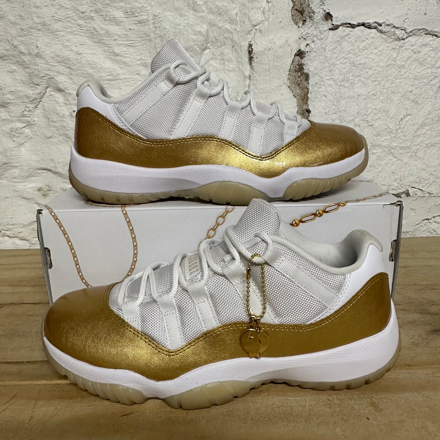 Air Jordan 11 Low Mother's Day Sz 7.5 (9W)