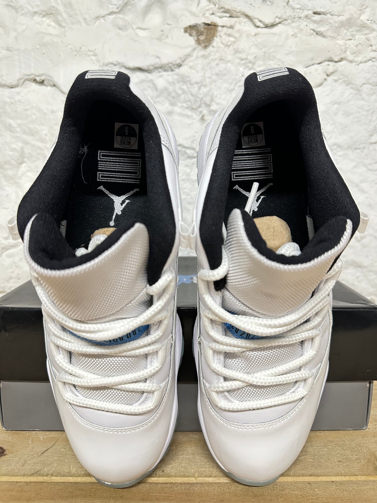 Air Jordan 11 Low Columbia Sz 9 DS