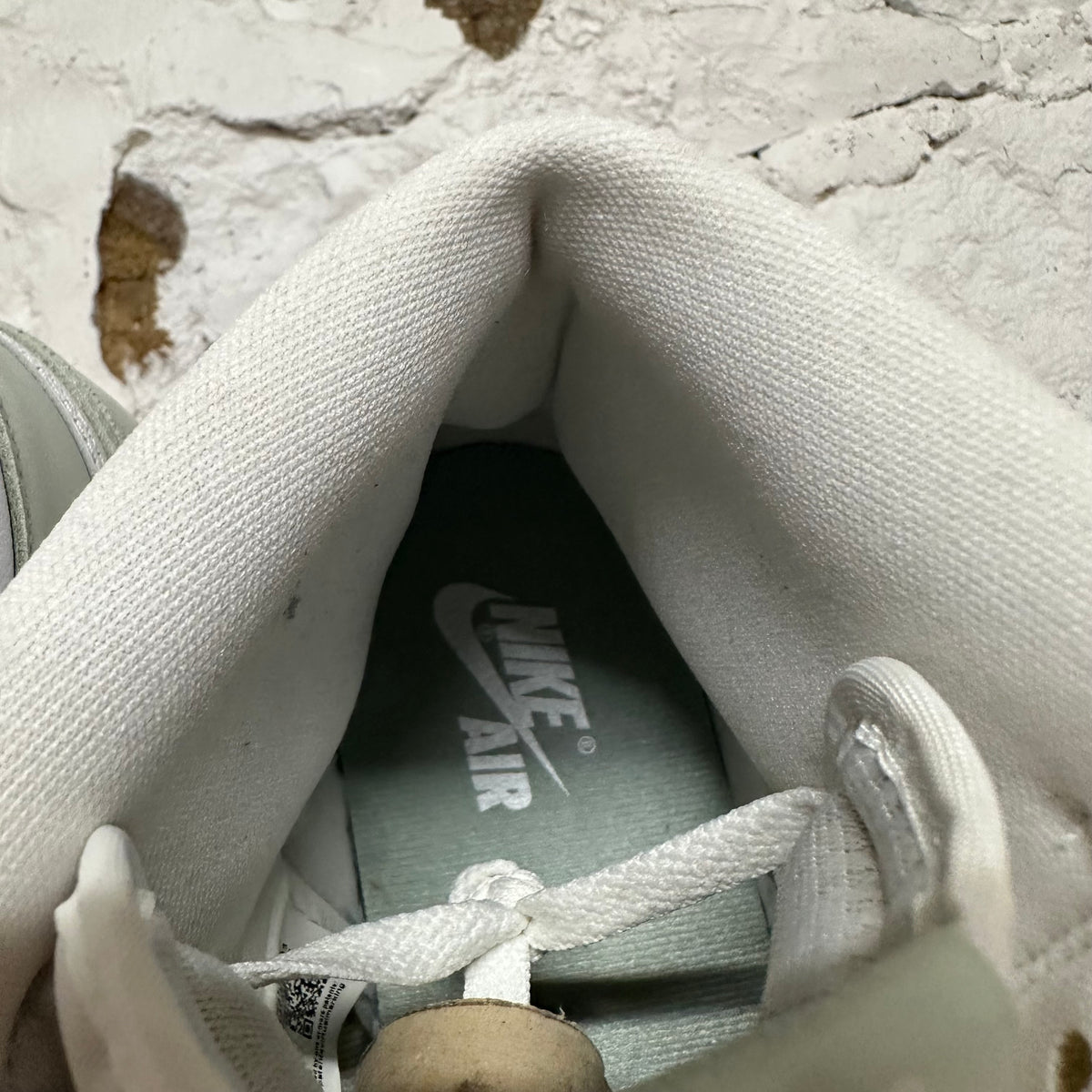 Air Jordan 1 High Seafoam Sz 9 (10.5W)