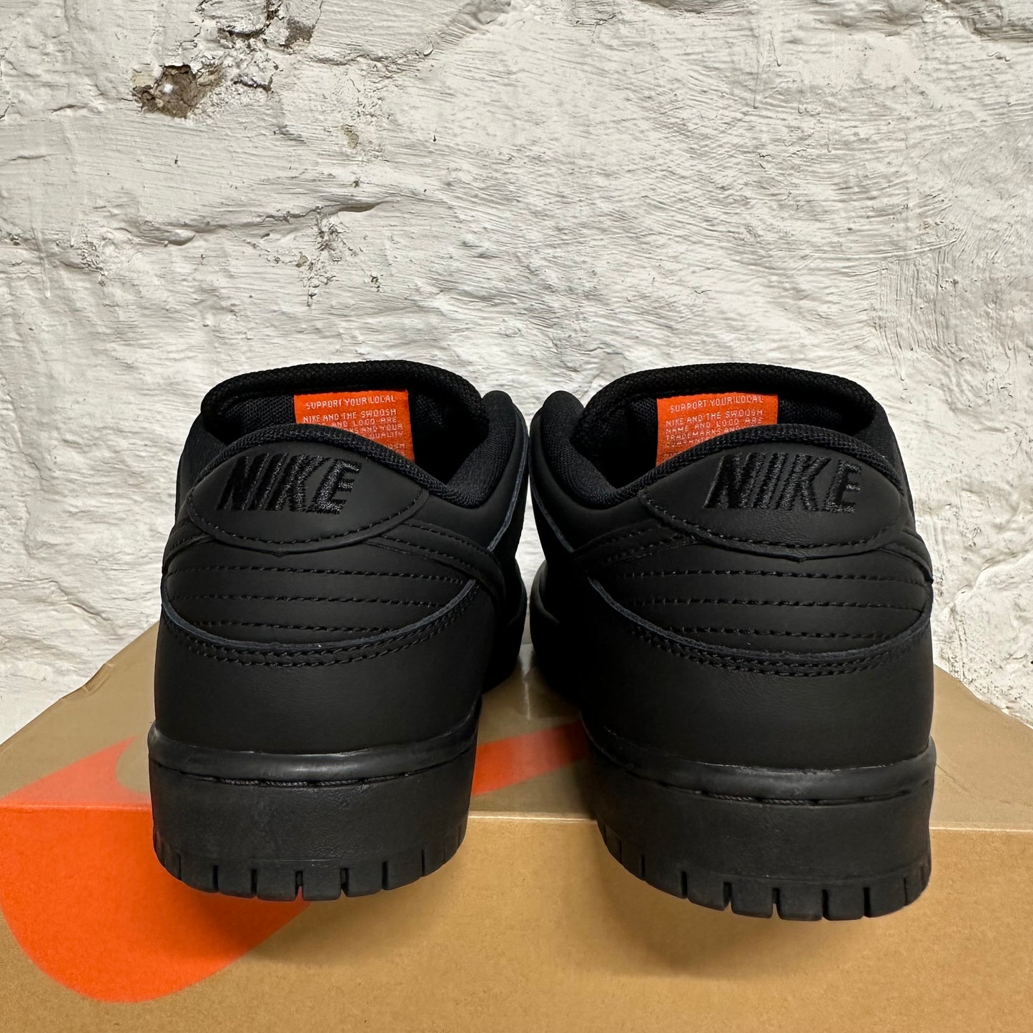 Nike SB Dunk Low Triple Black Sz 9 DS