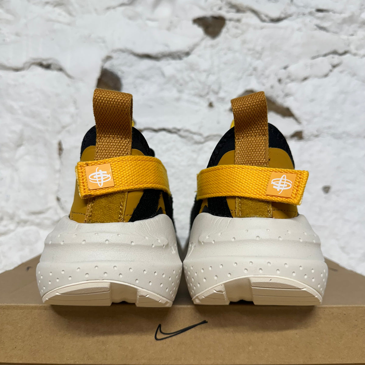 Nike Huarache Type Club Gold Sz 10 DS