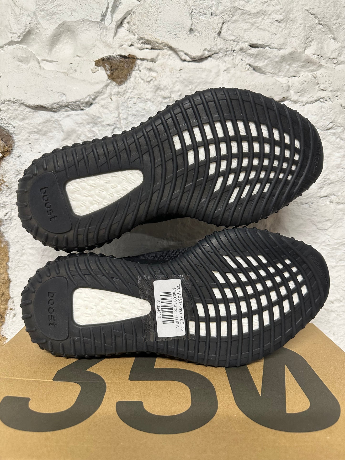 Yeezy 350 Onyx Sz 9 DS