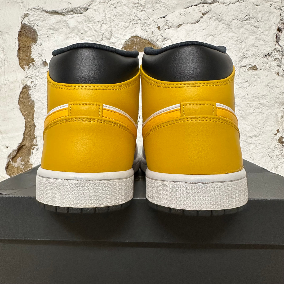 Air Jordan 1 Mid Univeristy Gold Sz 11.5