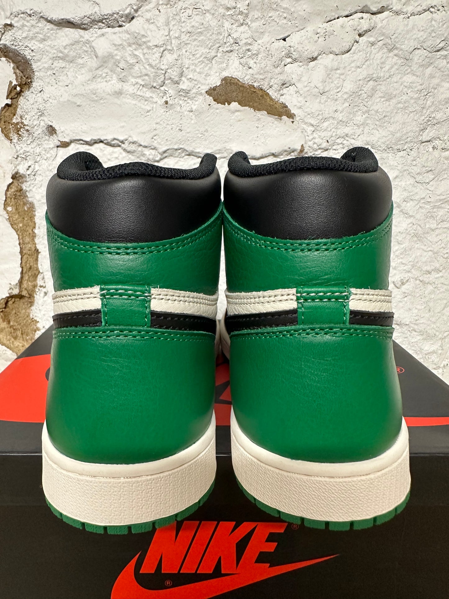 Air Jordan 1 Pine Green 1.0 Sz 9.5