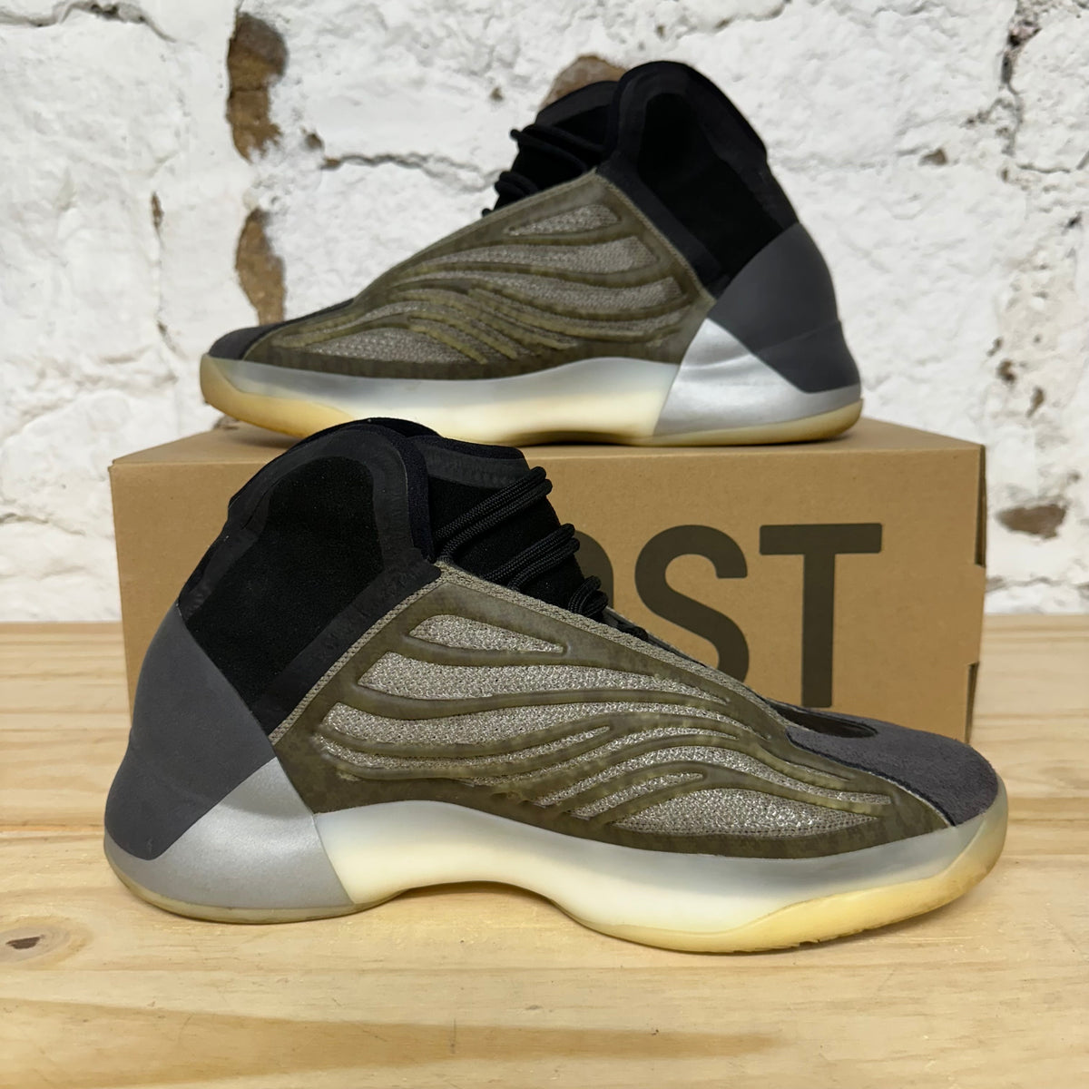 Yeezy QNTM Barium Sz 9