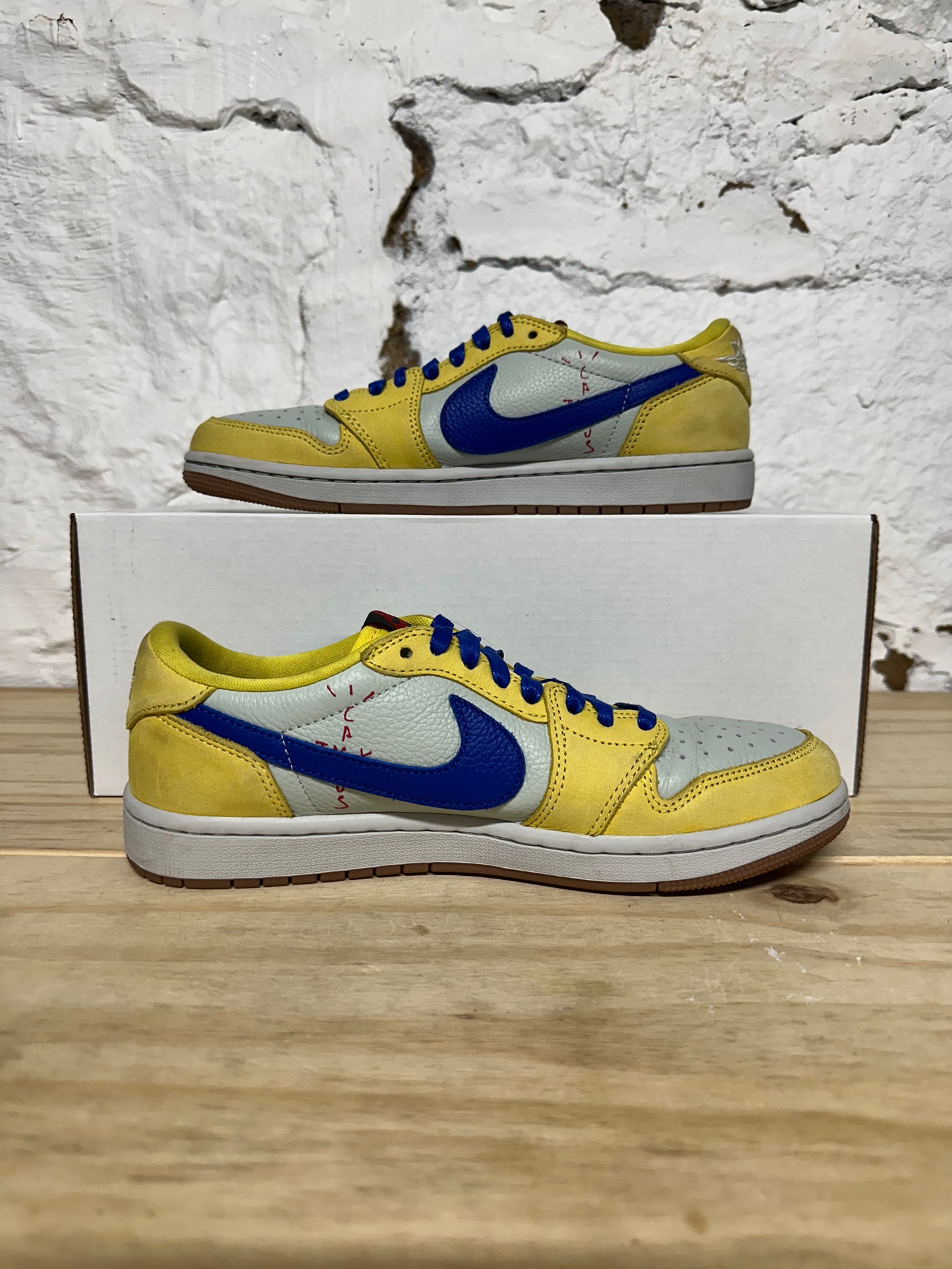 Air Jordan 1 Low Travis Scott Canary Sz 7 (8.5W)