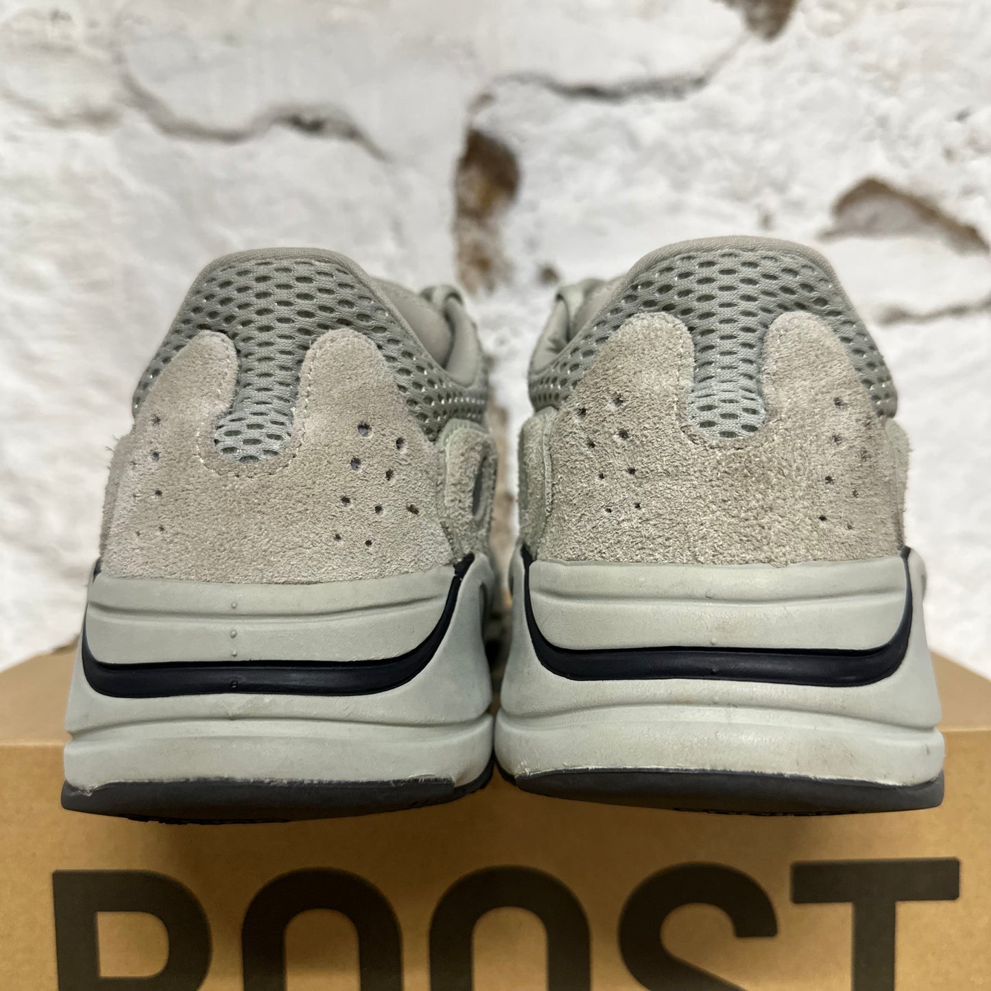 Yeezy 700 Salt Sz 9