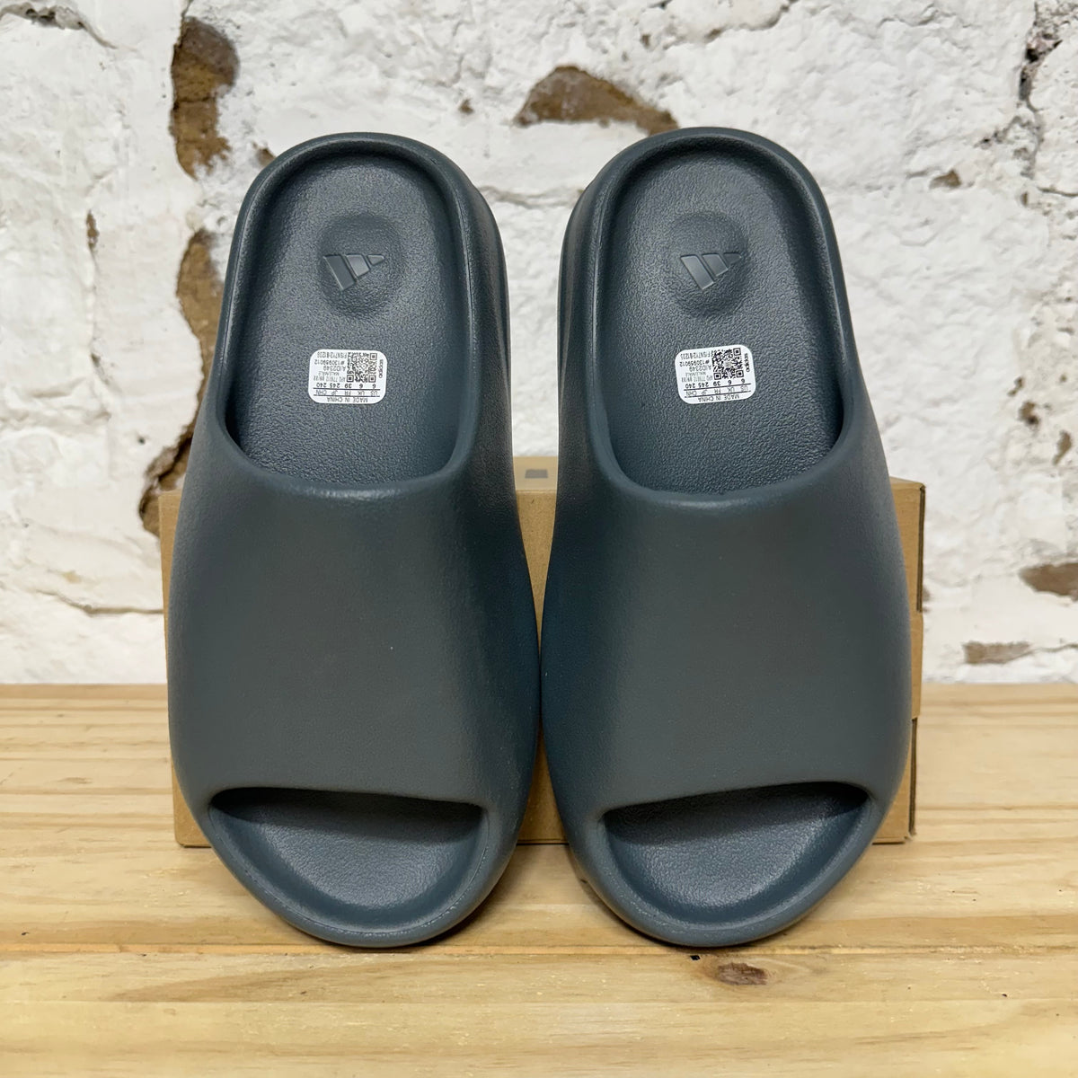 Yeezy Slide Slate Marine Sz 6 DS