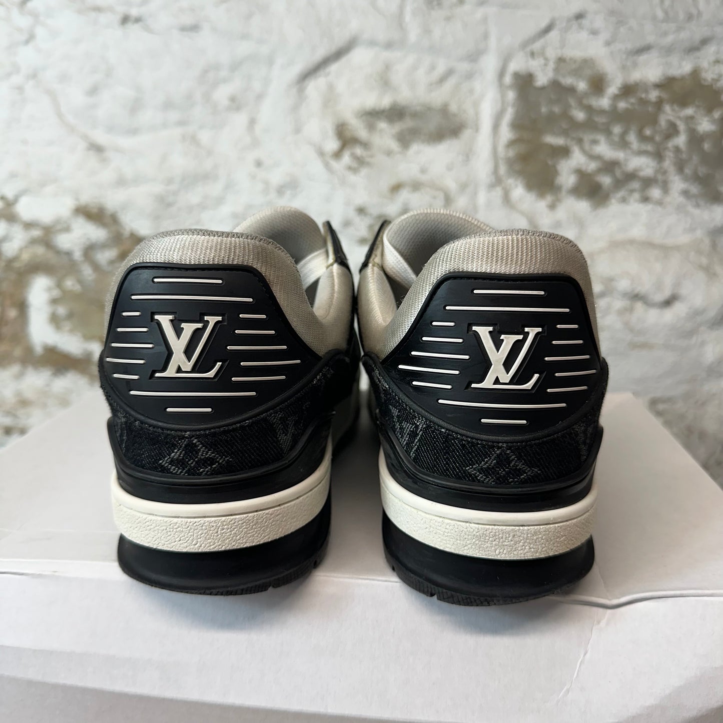 Louis Vuitton Black White Trainer Sneaker Sz 9.5 (8LV)