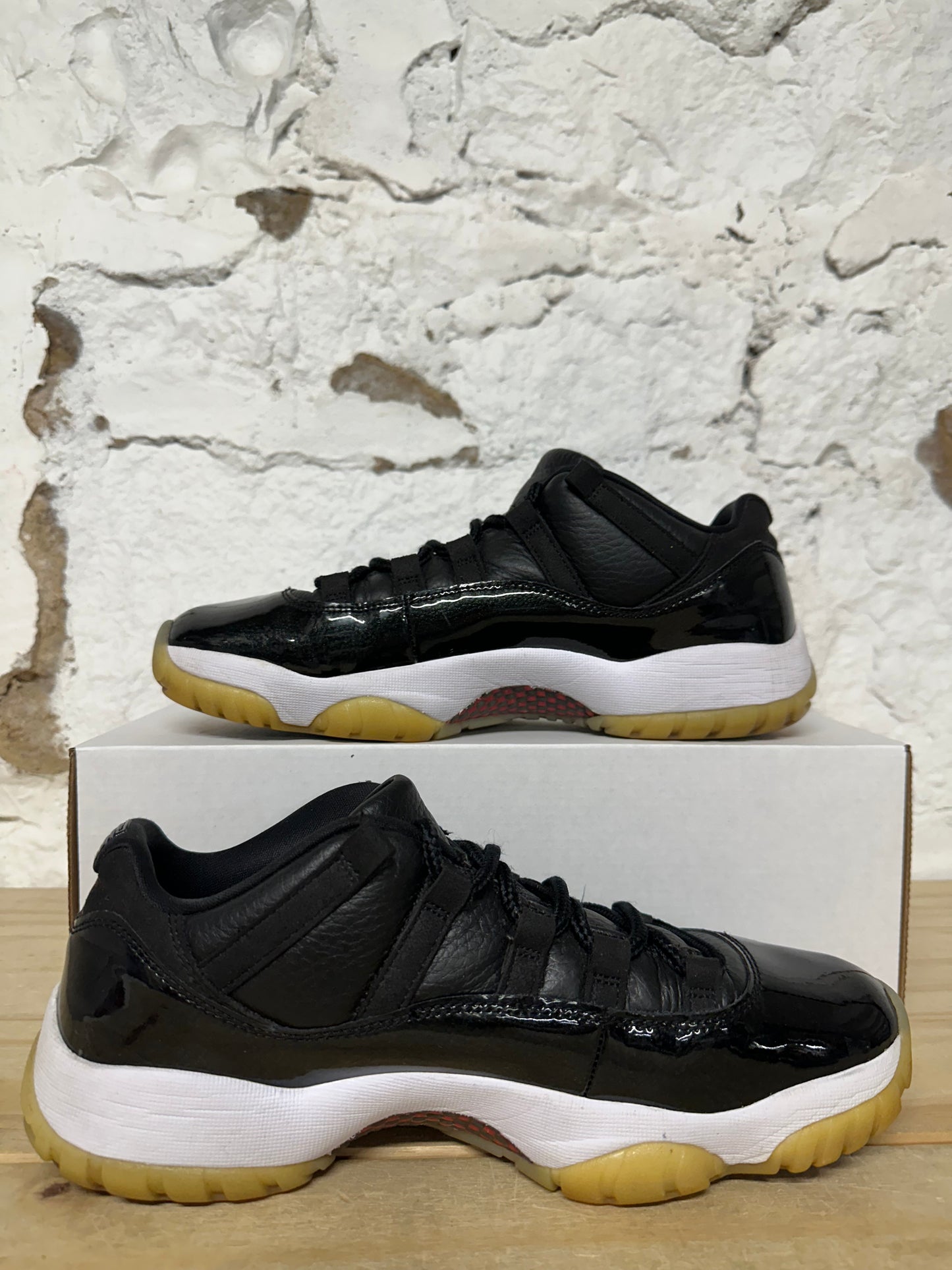 Air Jordan 11 Low 72-10 Sz 9.5