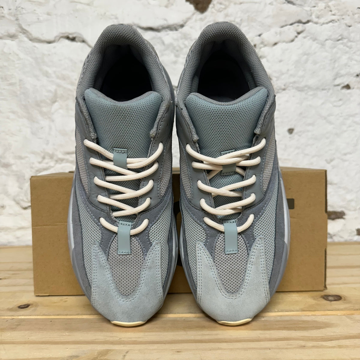 Yeezy 700 Inertia Sz 9.5