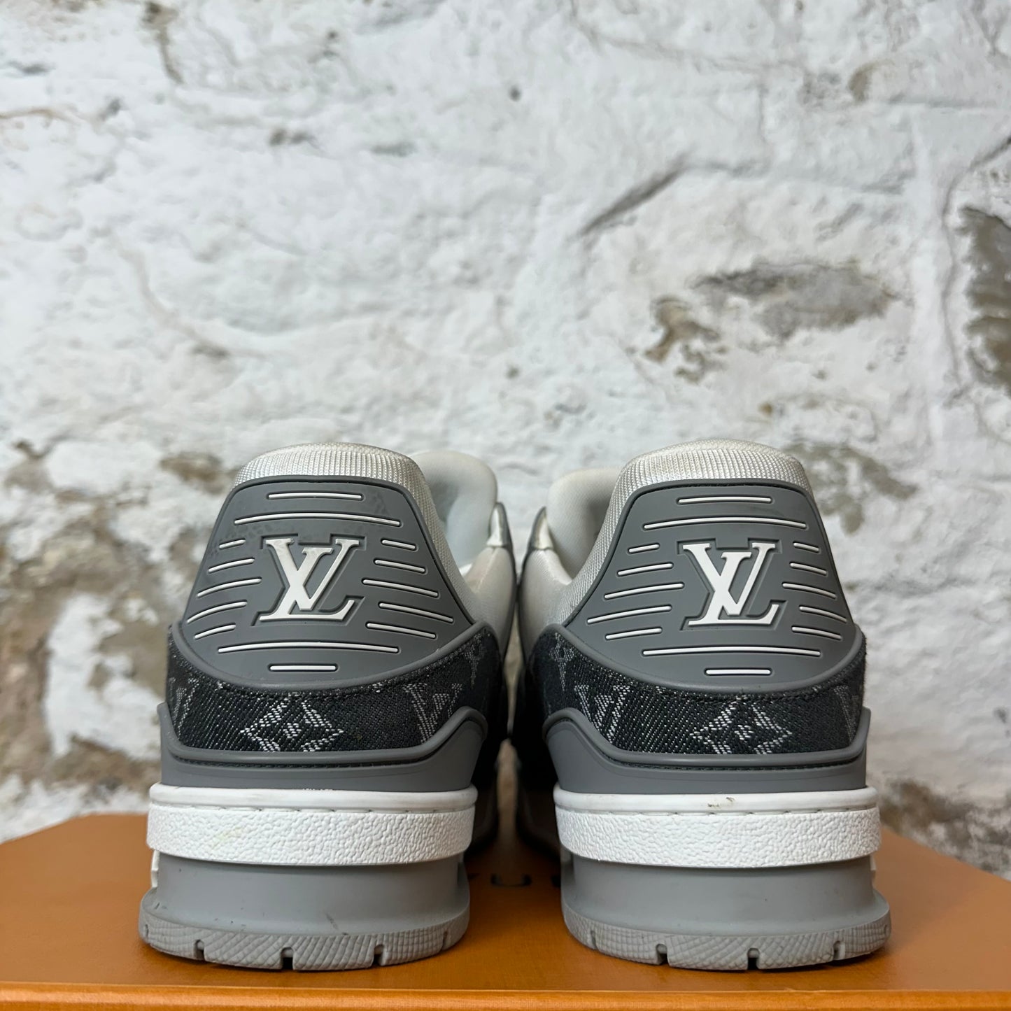 Louis Vuitton Grey Monogram White Trainer Sneaker Sz 11 (9.5LV)
