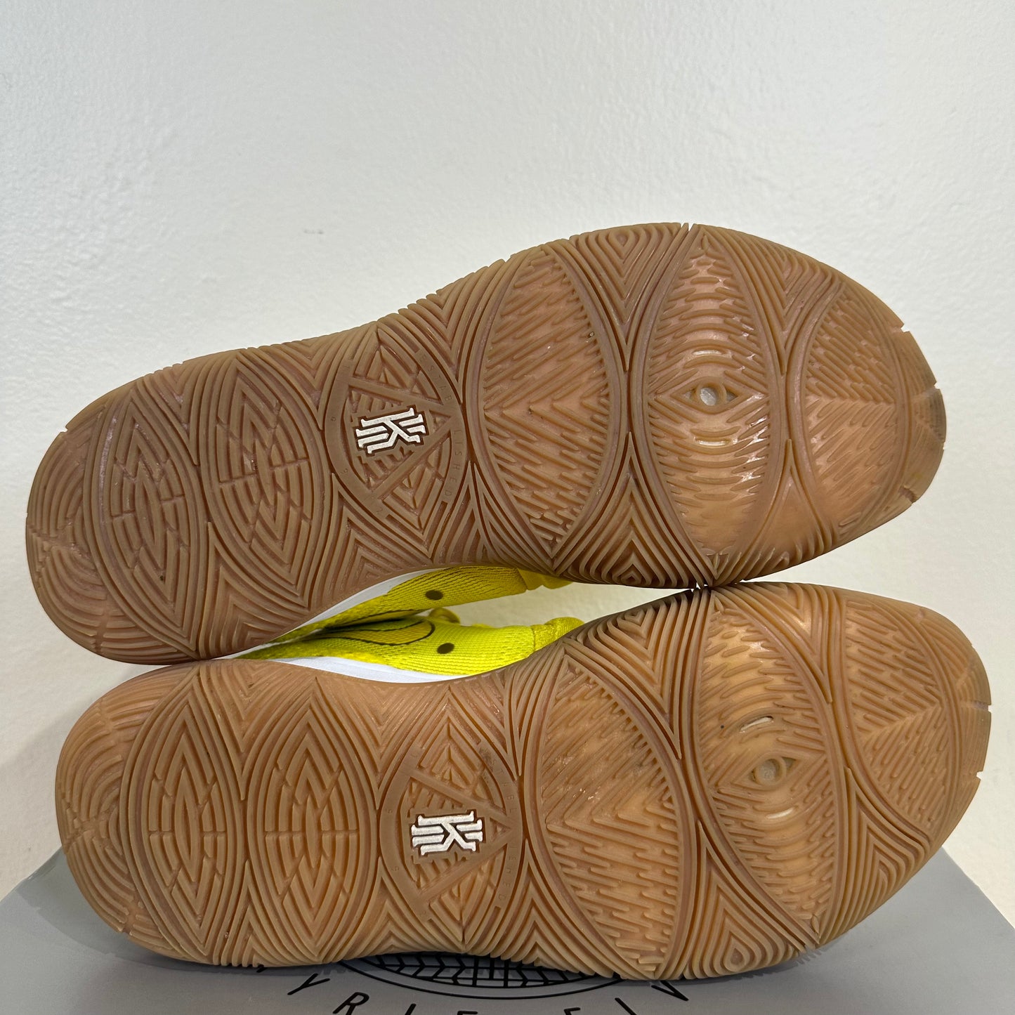 Nike Kyrie 5 Spongebob Squarepants Sz 11.5