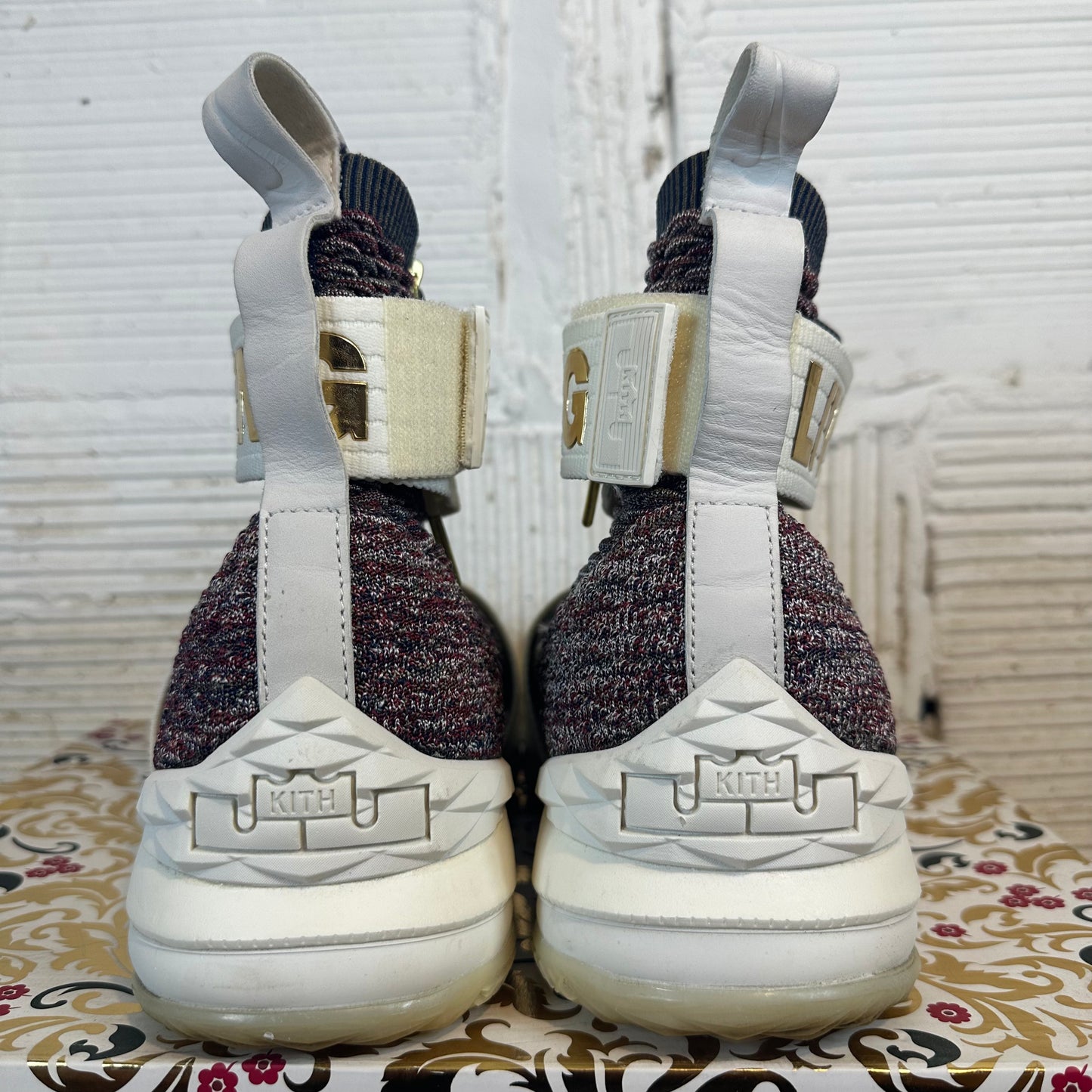 Nike LeBron 15 Lifestyle KITH Stained Glass Sz 10.5